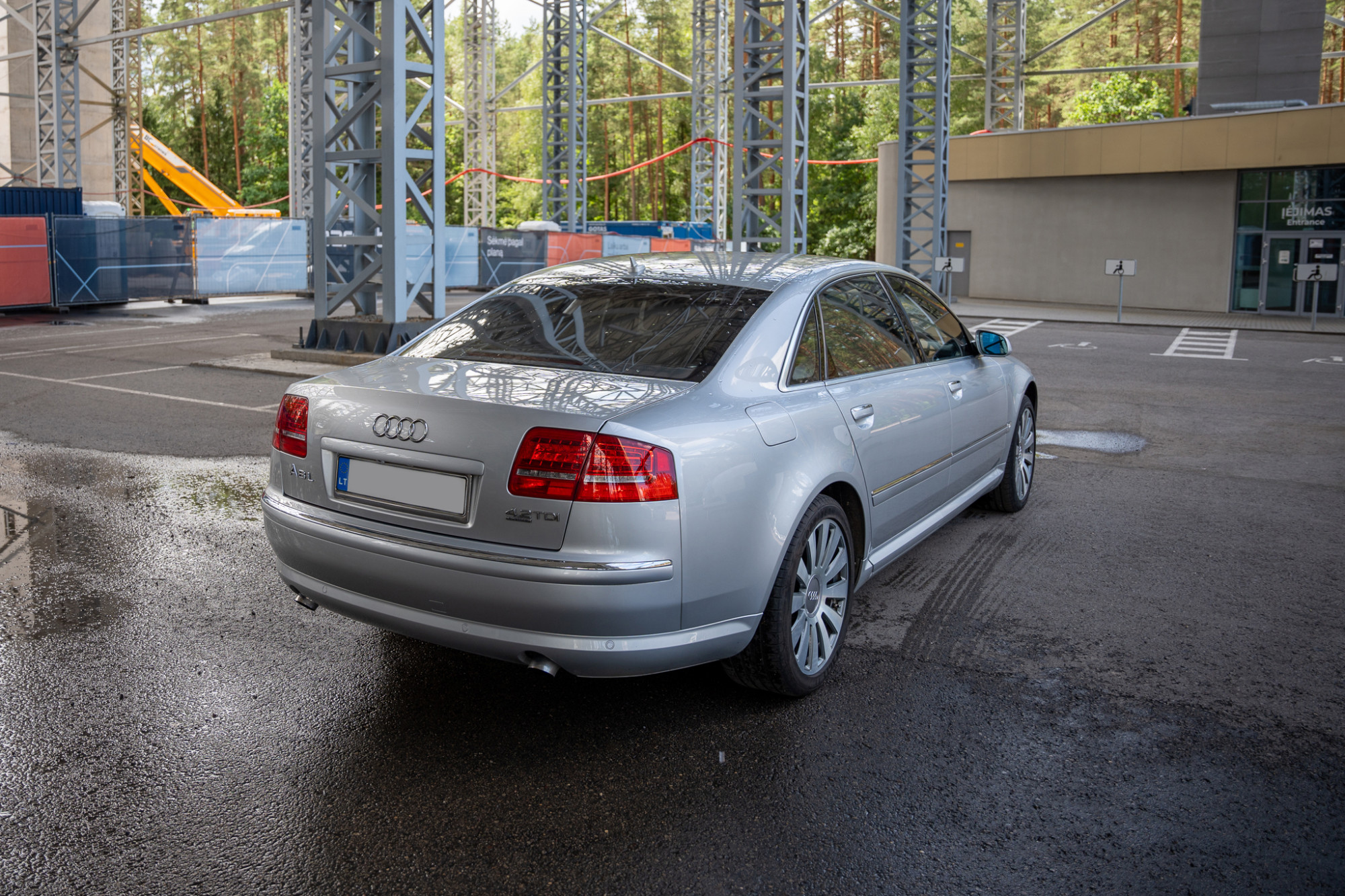 Druskininkų savivaldybės administracija elektroniniame viešame prekių aukcione parduoda lengvąjį automobilį Audi A8